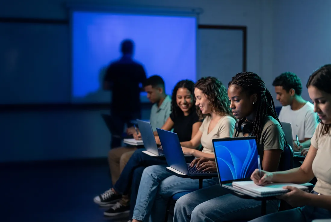 Alunos de cursinho estudando com notebooks em sala