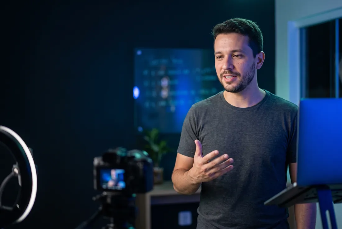 Professor gravando uma aula online em estúdio